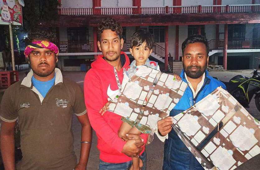 एनएसएस के सदस्यों ने मनाया मकर संक्रांति का पर्व, बच्चों को बांटी पतंग एनएसएस के सदस्यों ने मनाया मकर संक्रांति का पर्व, बच्चों को बांटी पतंग
