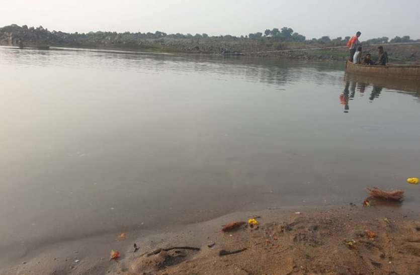 Makar Sankranti 24 घंटे बाद भी नहीं मिले नर्मदा में डूबे चचेरे भाई बहन