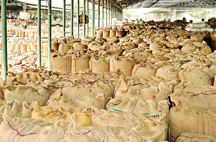 No paddy purchase at a dozen paddy buying centers, farmers upset दर्जनभर धान खरीद केन्द्रों पर बारदाना नहीं, किसान परेशान