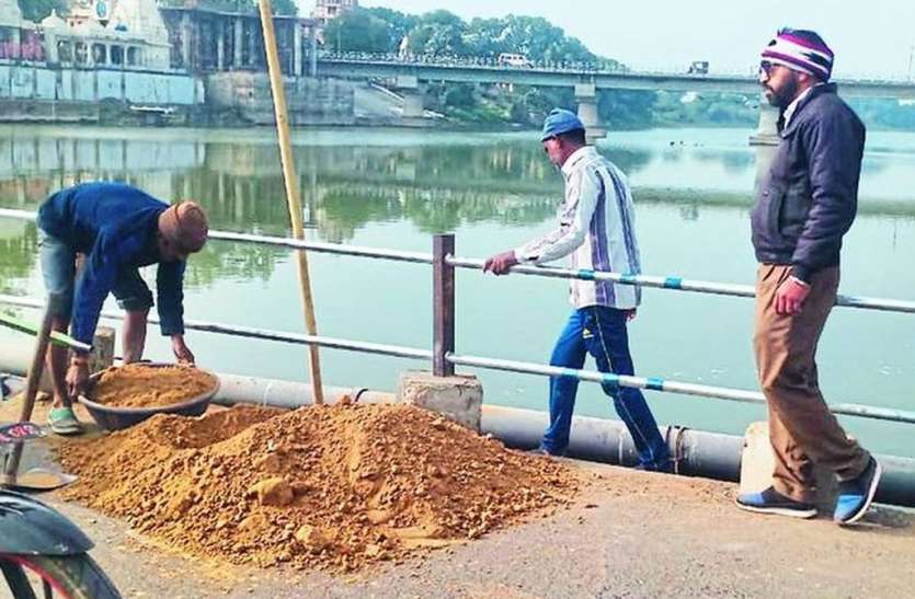 जिम्मेदारों की अनदेखी व नींद से शिवना नाला बनने पर मजबूर जिम्मेदारों की अनदेखी व नींद से शिवना नाला बनने पर मजबूर