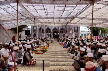 Hundreds of crowd gathered in Hakimuddi Shah's annual Urs हकीमुद्दीन शाह के सालाना उर्स में उमड़ी अकीदतमंदों की भीड़