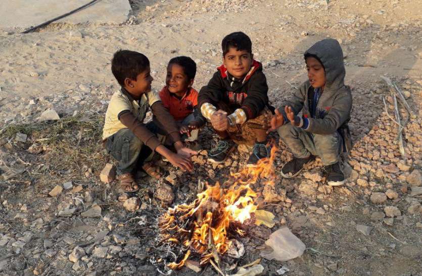 extreme winter season in jodhpur after rainfall पारा फिर सीढिय़ों से नीचे कूदा, आज रात फिर आएंगे बादल, कोहरे व कड़ाके की सर्दी से जनजीवन अस्त व्यस्त