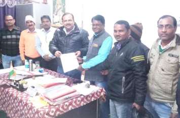 Teachers submitted memo to Singrauli DEO for arrears छठवें वेतनमान का एरियर दिलाने शिक्षकों ने डीइओ को सौंपा ज्ञापन