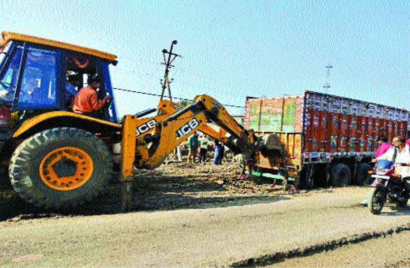 Rahatgarh-Khurai route screw work vehicles getting stuck राहतगढ़-खुरई मार्ग पर पेंच वर्क के दौरान फंस रहे वाहन, लगा जाम