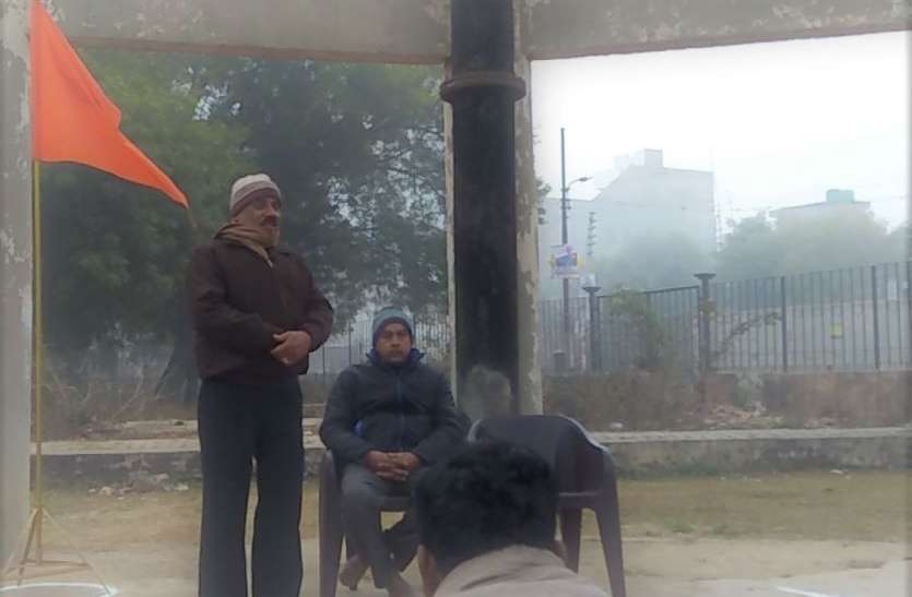 Devendra dubey Makar sankranti सर्द मौसम में जब लोग रजाई में दुबके थे, RSS के स्वयंसेवक घरों की घंटी बजा रहे थे, देखें वीडियो