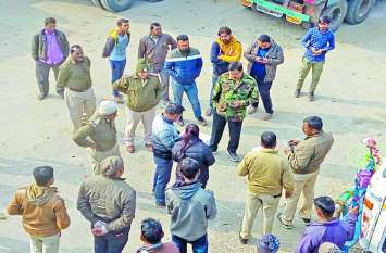 Caught more than 70 dumper in 9 hours in madhya pradesh बिना सूचना शराब के नशे में कार्रवाई करने पर प्रधान आरक्षक सस्पेंड, 9 घंटे में 70 से ज्यादा डंपर पकड़े