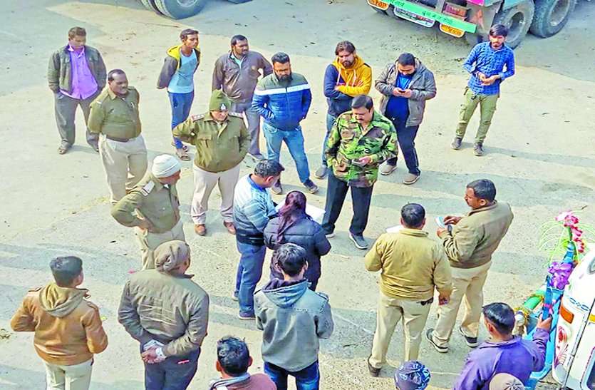 बिना सूचना शराब के नशे में कार्रवाई करने पर प्रधान आरक्षक सस्पेंड, 9 घंटे में 70 से ज्यादा डंपर पकड़े बिना सूचना शराब के नशे में कार्रवाई करने पर प्रधान आरक्षक सस्पेंड, 9 घंटे में 70 से ज्यादा डंपर पकड़े