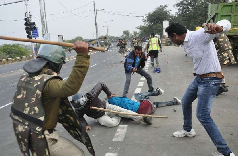 Police faced stones जब लोगों ने पुलिस पर बरसाए पत्थर, तो छोडऩा पड़े आंसू गैस के गोले...