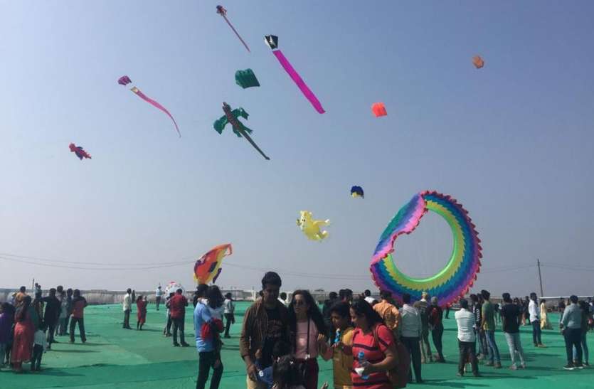International Kite Festival: पतंगबाजों ने उड़ाई रंगबिरंगी पतंगें International Kite Festival: पतंगबाजों ने उड़ाई रंगबिरंगी पतंगें