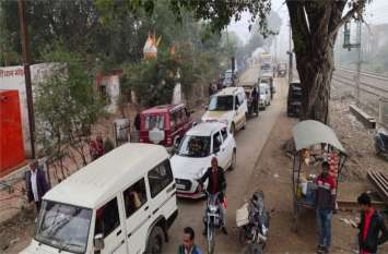 Vehicles stuck in traffic for one and a half hours, jammed at Khurai G डेढ़ घंटे तक ट्रैफिक में फंसे रहे वाहन, खुरई गेट पर लगा जाम, पढ़ें खबर