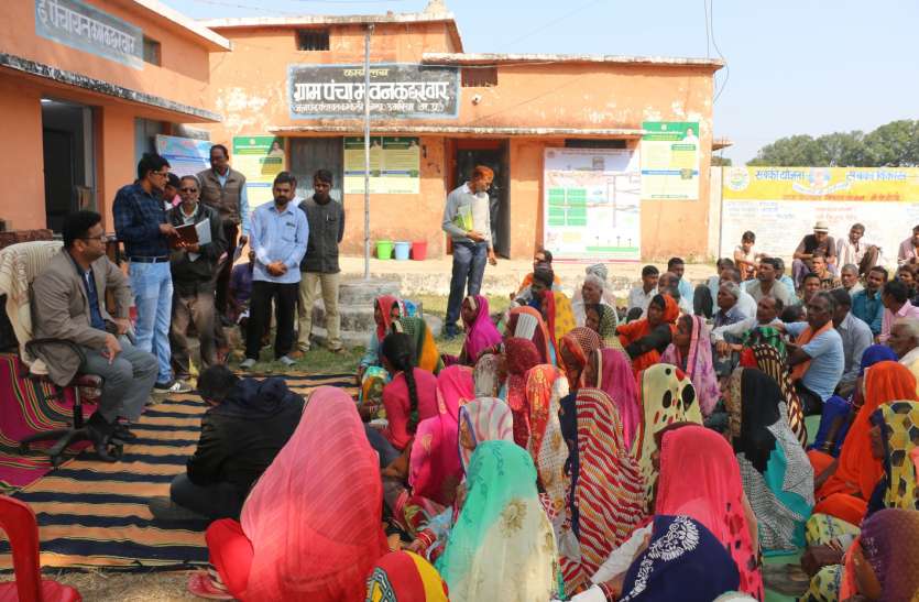 Collectors reached the house of malnourished children कुपोषित बच्चों के घर पहुंचेे कलेक्टर