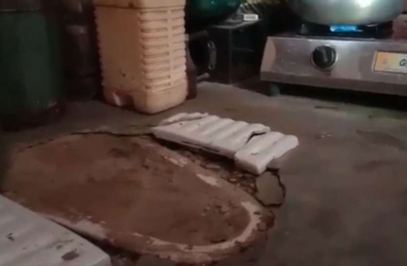 ग्रामीण ने शौचालय को ही बना डाला रसोईंघर, यह तस्वीर देखकर सभी हैरान ग्रामीण ने शौचालय को ही बना डाला रसोईंघर, यह तस्वीर देखकर सभी हैरान