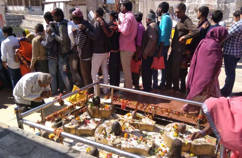 Overflowing in Amarkantak, more than 20 thousand devotees took bath अमरकंटक में उमड़ा सैलाब, 20 हजार से ज्यादा श्रद्धालुओं ने किया स्नान