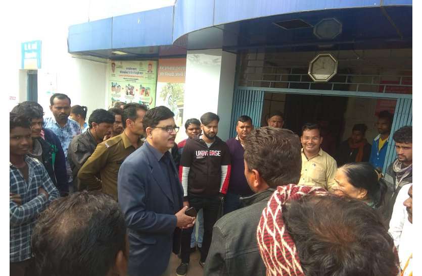 The injured continued to ache, the doctor did not reach the hospital घायल तड़पते रहे, डॉक्टर नहीं पहुुंचे अस्पताल