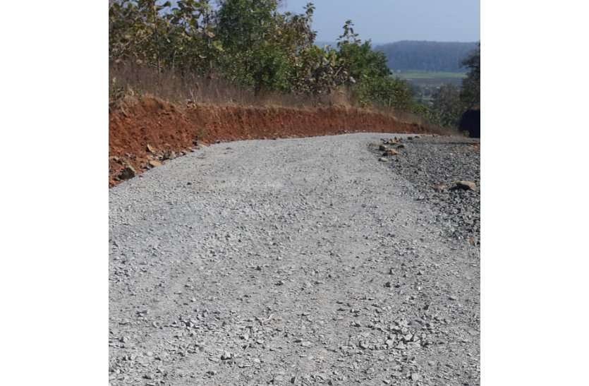 Use of inferior material in construction work of nine crore road नौ करोड़ की सड़क के निर्माण कार्य में हो रहा घटिया सामग्री का उपयोग