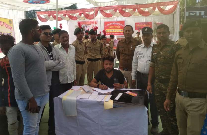 बिना नंबर के वाहनों पर लिखवाए गए नंबर बिना नंबर के वाहनों पर लिखवाए गए नंबर