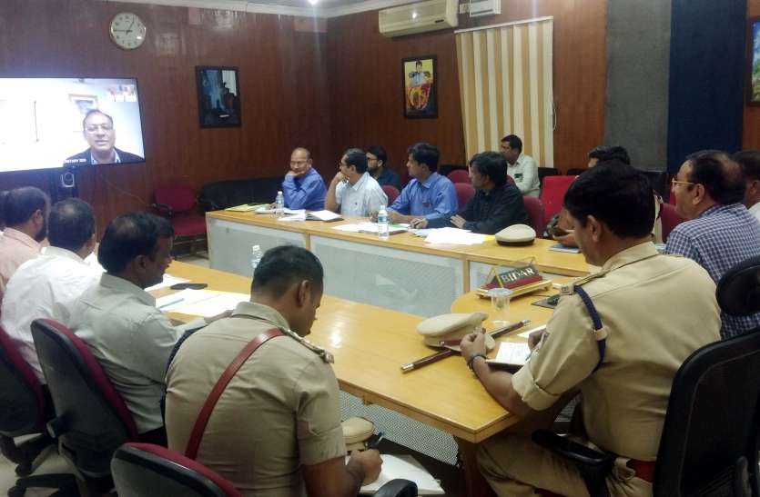 वीडियो कॉन्फ्रेंसिंग से समीक्षा बैठक को किया संबोधित वीडियो कॉन्फ्रेंसिंग से समीक्षा बैठक को किया संबोधित