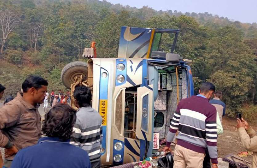 Bus overturns in Charki Valley, more than 15 passengers injured चरकी घाटी में बस पलटी, 15 से ज्यादा यात्री घायल