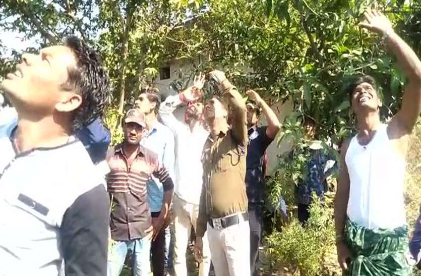 एक तरफा प्यार में शोले के वीरू की तरह टॉवर में चढ़ गया युवक और कहने लगा तू नहीं मिली तो कूद कर जान दे दूंगा...