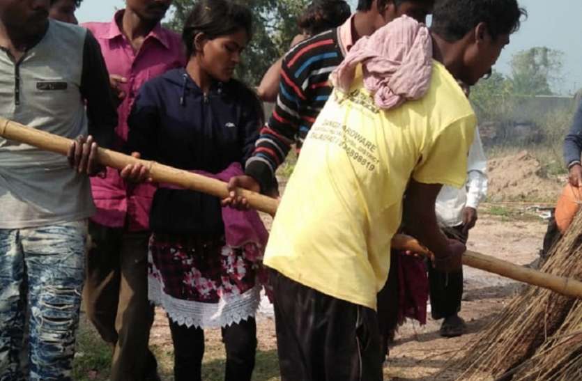 बेटी ने निभाया बेटा का फर्ज, पिता को दी मुखाग्नि बेटी ने निभाया बेटा का फर्ज, पिता को दी मुखाग्नि