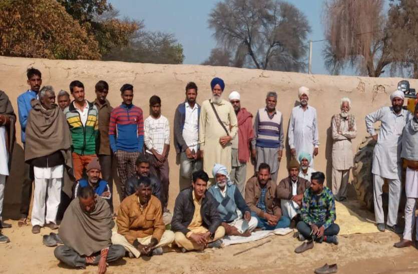 सडक़ के दोबारा निर्माण की मांग, धरना लगाकर वाहनों को रोका सडक़ के दोबारा निर्माण की मांग, धरना लगाकर वाहनों को रोका