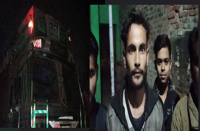शौचालय को तोड़ता हुआ घर में घुसा ट्रक, बाल-बाल बचे लोग शौचालय को तोड़ता हुआ घर में घुसा ट्रक, बाल-बाल बचे लोग