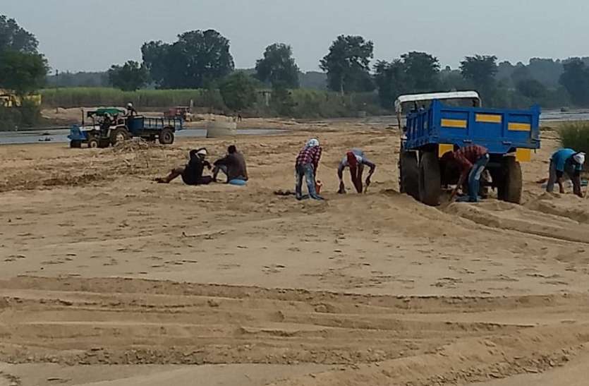 बावनथड़ी नदी पर चन्द्रकुंआ में नहीं रुक रहा अवैध खनन बावनथड़ी नदी पर चन्द्रकुंआ में नहीं रुक रहा अवैध खनन