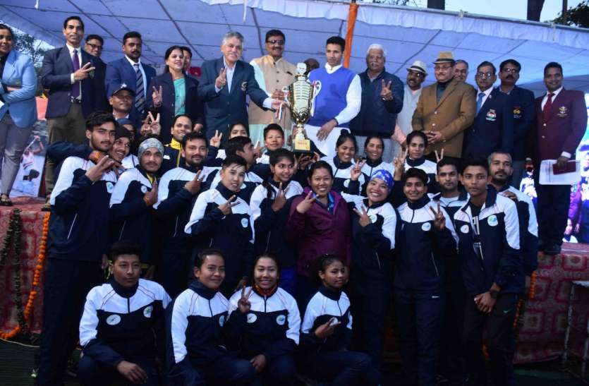 मप्र टीम ने उठाई ओवरऑल चैंपियनशिप की ट्रॉफी मप्र टीम ने उठाई ओवरऑल चैंपियनशिप की ट्रॉफी