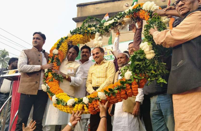 कश्मीर के मुद्दे पर कांग्रेस नेता अधीर चौधरी ने दी केंद्र को यह सलाह कश्मीर के मुद्दे पर कांग्रेस नेता अधीर चौधरी ने दी केंद्र को यह सलाह