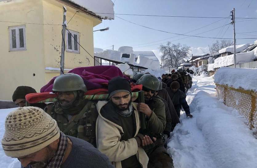 इस मानवीय चेहरे से सेना ने अलगाववादियों को दिखा दिया आईना इस मानवीय चेहरे से सेना ने अलगाववादियों को दिखा दिया आईना