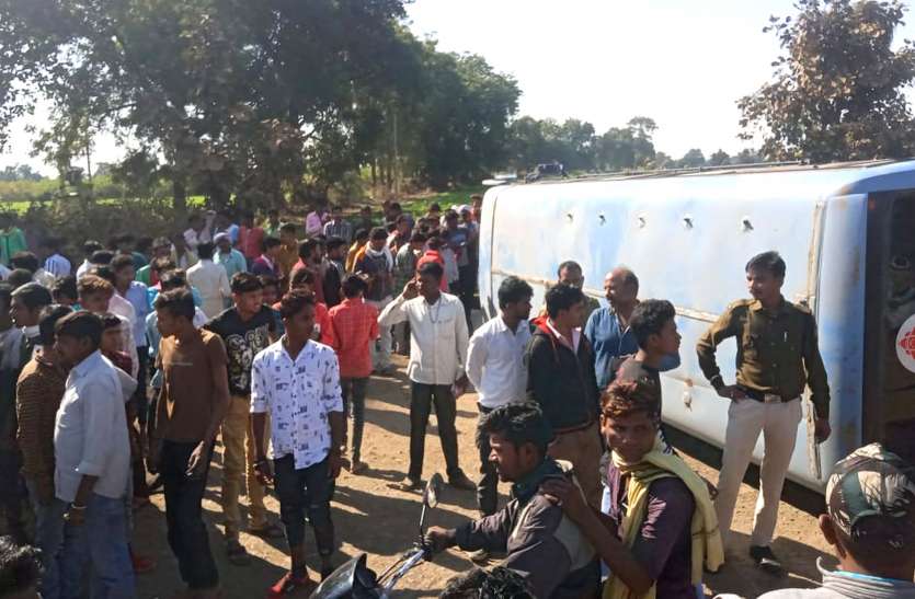 Fourteen people injured due to bus overturning Accident : बलवाड़ी में बस पलटने से 14 से अधिक लोग हुए घायल