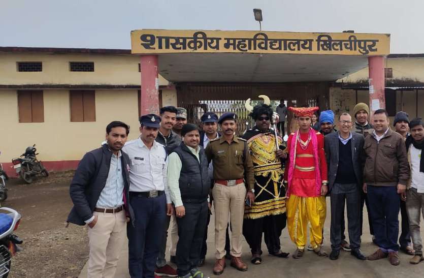 Police doing awareness by going to traffic week, college, schools हर दूसरे दिन हादसे में बुझ रहा घर का चिराग, तीन लोग हो रहे घायल