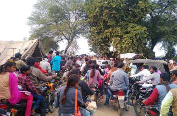 Shops set up at Ghurail fair, stole mobile-wallets, tricked people घुरैल मेले में दुकानें लगाई, लोगों को चकमा देकर चुरा लिए थे मोबाइल-पर्स, 19 के खिलाफ मामला दर्ज