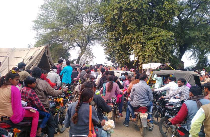 घुरैल मेले में दुकानें लगाई, लोगों को चकमा देकर चुरा लिए थे मोबाइल-पर्स, 19 के खिलाफ मामला दर्ज घुरैल मेले में दुकानें लगाई, लोगों को चकमा देकर चुरा लिए थे मोबाइल-पर्स, 19 के खिलाफ मामला दर्ज