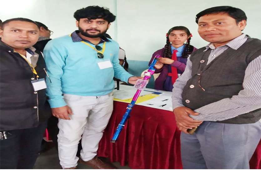कक्षा 8 वीं की बच्ची ने किया गजब का कमाल, बनाई जादुई छड़ी, ये है इसकी खूबियां कक्षा 8 वीं की बच्ची ने किया गजब का कमाल, बनाई जादुई छड़ी, ये है इसकी खूबियां