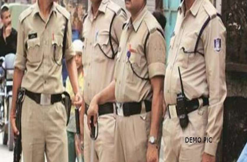 पुलिस वालों को नहीं मिल रहा वीकली ऑफ, दबी जुबान में सोशल मीडिया पर जता रहे नाराजगी पुलिस वालों को नहीं मिल रहा वीकली ऑफ, सोशल मीडिया पर जता रहे नाराजगी