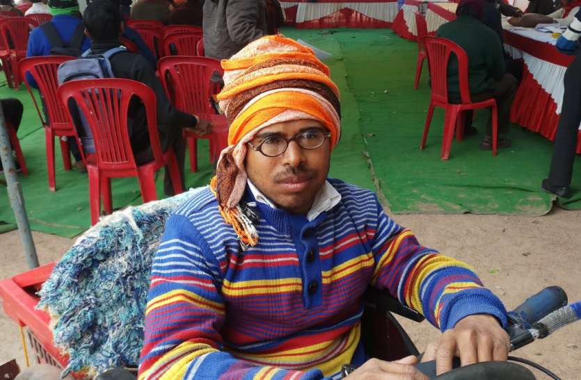 रोजगार के लिए आए दिव्यांग, पद बताया न काम करने की जगह, दिनभर होते रहे परेशान रोजगार के लिए आए दिव्यांग, पद बताया न काम करने की जगह, दिनभर होते रहे परेशान