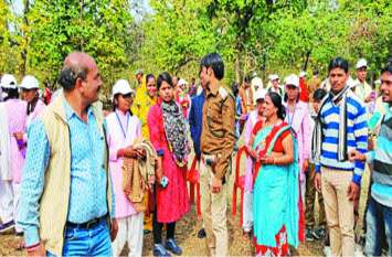 Jungle Anubhuti pictures school students जंगल के सैर की ‘अनुभूति’ चित्रों से बताई