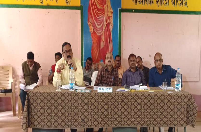 संयुक्त संचालक ने बैठक में शिक्षा अधिकारियों खड़े कराकर ली जानकारी, डीईओ को लगाई फटकार संयुक्त संचालक ने बैठक में शिक्षा अधिकारियों खड़े कराकर ली जानकारी, डीईओ को लगाई फटकार
