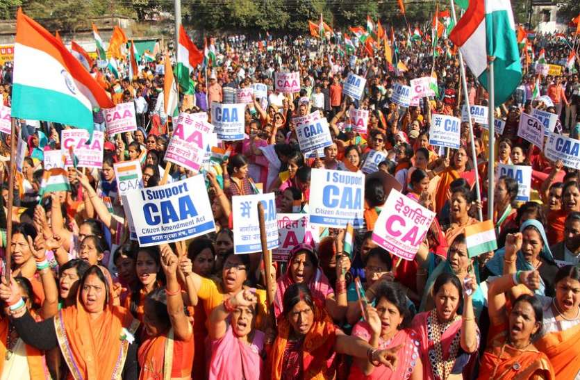 हाथों में तिरंगा थाम जमकर लगाए वंदे मातरम के नारे हाथों में तिरंगा थाम जमकर लगाए वंदे मातरम के नारे