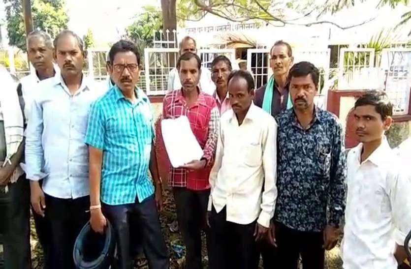 dhamtari_farmers_news.jpg अधिकारियों की गलतियों की वजह से धान नहीं बेच पा रहे किसानों ने जिला प्रशासन को दी चेतावनी