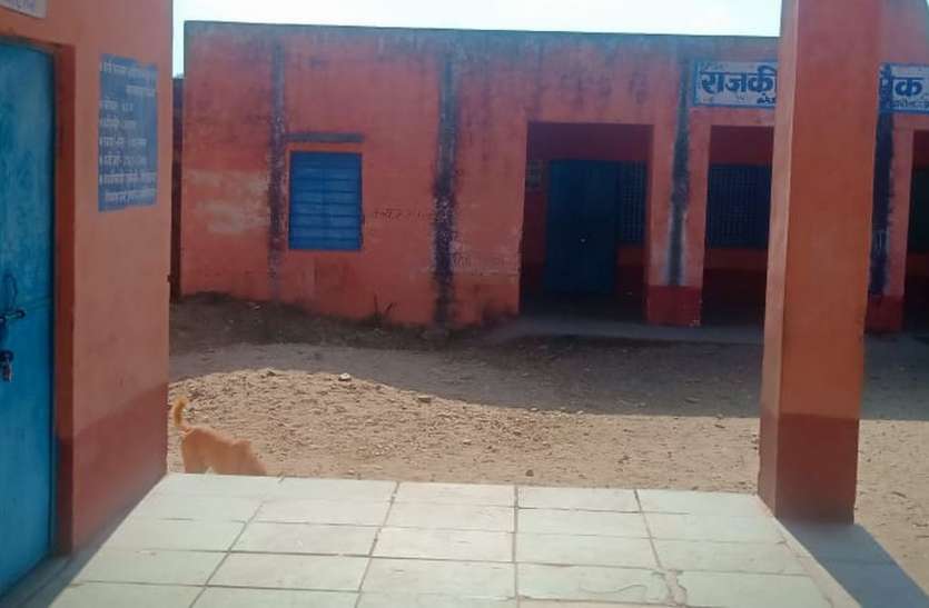 चुनाव ड्यूटी के एक दिन पूर्व ही स्कूल पर जड़ा ताला चुनाव ड्यूटी के एक दिन पूर्व ही स्कूल पर जड़ा ताला