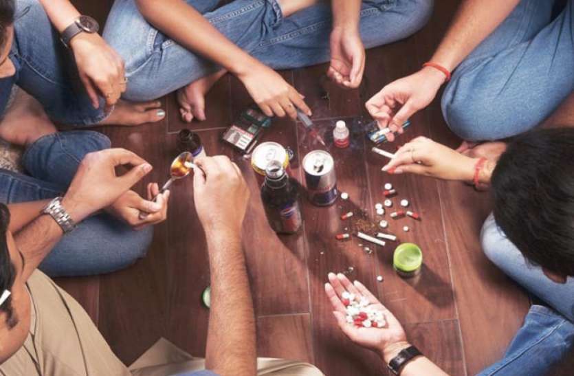 २7 ग्राम स्मैक बेचते पकड़ा २7 ग्राम स्मैक बेचते पकड़ा