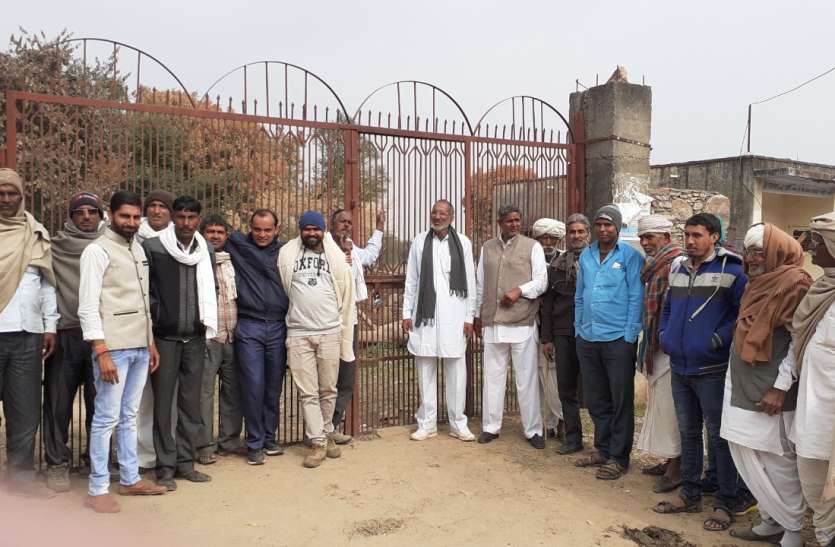 Fraud in crop loan disbursement with farmers, cooperative society records seas किसानों के साथ फसली ऋण वितरण में धोखाधड़ी, सहकारी समिति का रिकॉर्ड किया सीज