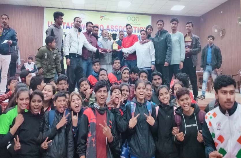 मेजबान लखनऊ ने 25 स्वर्ण पदकों के साथ जीती ओवरआल चैंपियनशिप ट्राफी मेजबान लखनऊ ने 25 स्वर्ण पदकों के साथ जीती ओवरआल चैंपियनशिप ट्राफी