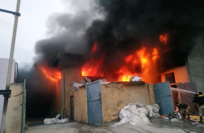 fire.jpeg जयपुर की मसाला फैक्ट्री में लगी भीषण आग, जलकर सब कुछ हुआ खाक