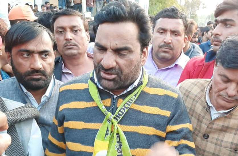बाड़मेर में नागौर सांसद बेनीवाल पर हमले का प्रयास, चाकू लेकर पहुंचा था हमलावार बाड़मेर में नागौर सांसद बेनीवाल पर हमले का प्रयास, चाकू लेकर पहुंचा था हमलावार