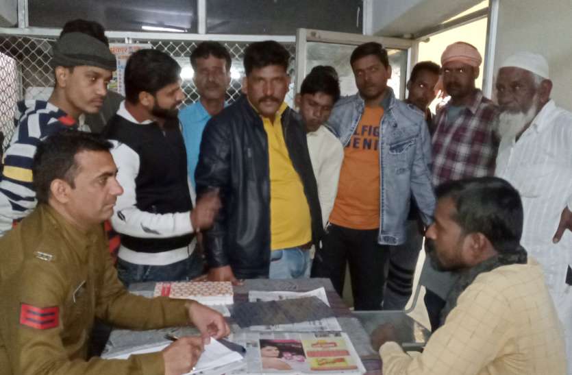 जिला अस्पताल में गर्भवती महिला ने समय पर इलाज नहीं मिलने से तोड़ा दम जिला अस्पताल में गर्भवती महिला ने समय पर इलाज नहीं मिलने से तोड़ा दम