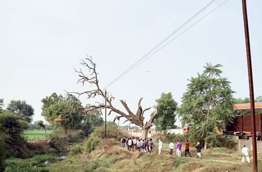 harda, khirkiya, muktidhaam, electrick line, current, people आखिर शव यात्रा में शामिल ग्रामीणों को क्यों लगता है डर