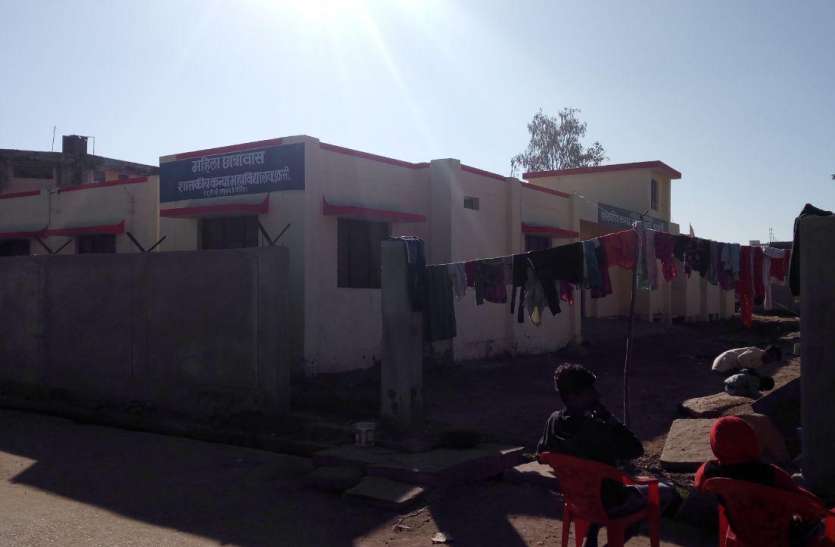 जिस भवन में रहकर पढ़ाई करती हैं छात्राएं, वहीं की सुरक्षा में हैं खामियां जिस भवन में रहकर पढ़ाई करती हैं छात्राएं, वहीं की सुरक्षा में हैं खामियां